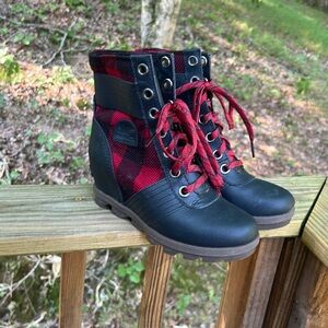 Sorel Lexie boots in red plaid size 4 euro size 35
